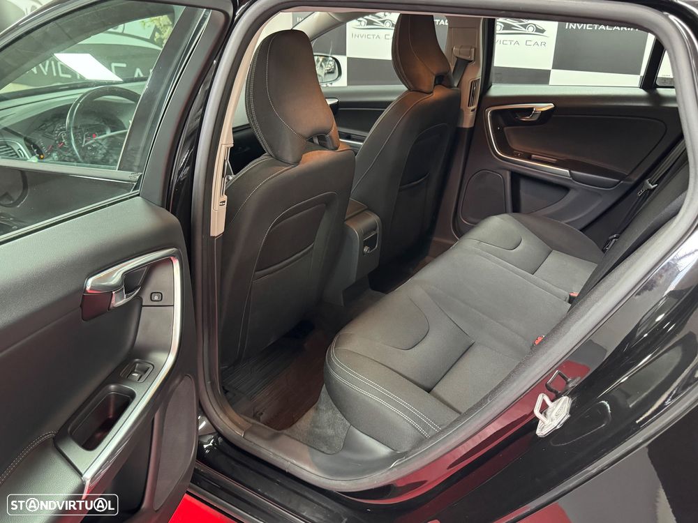 Volvo V60 D2 Momentum - 35