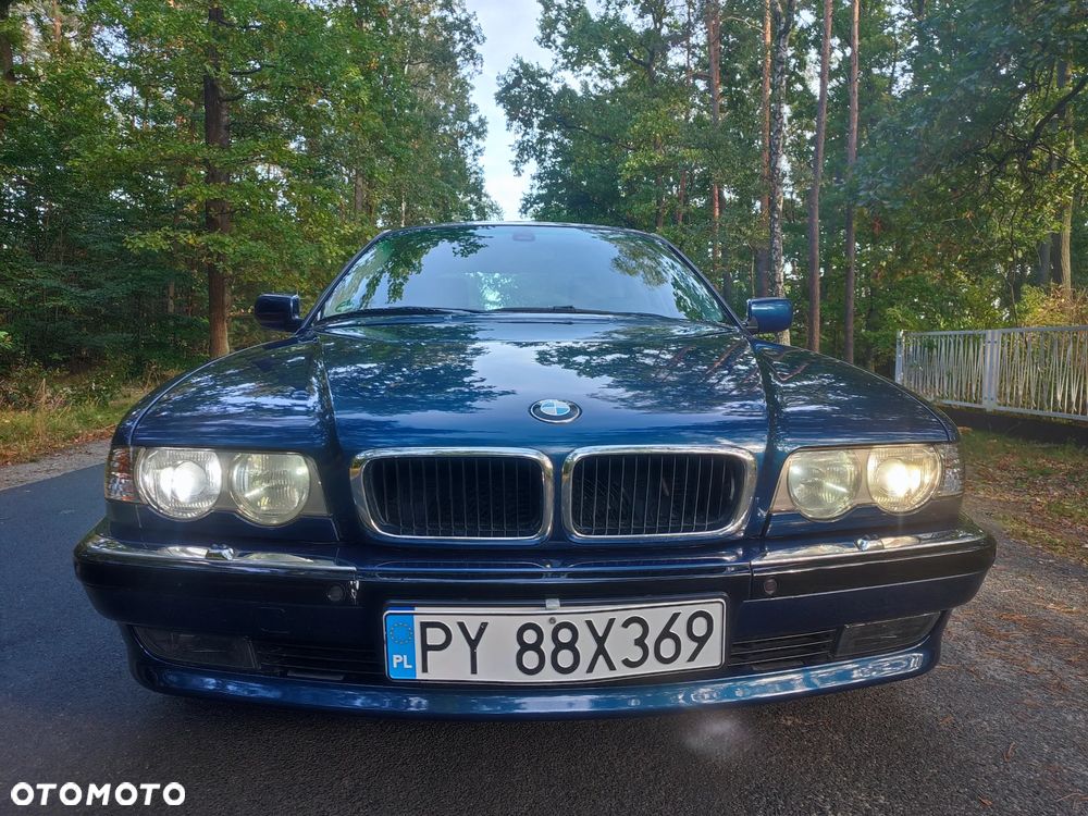 BMW Seria 7 735i - 8