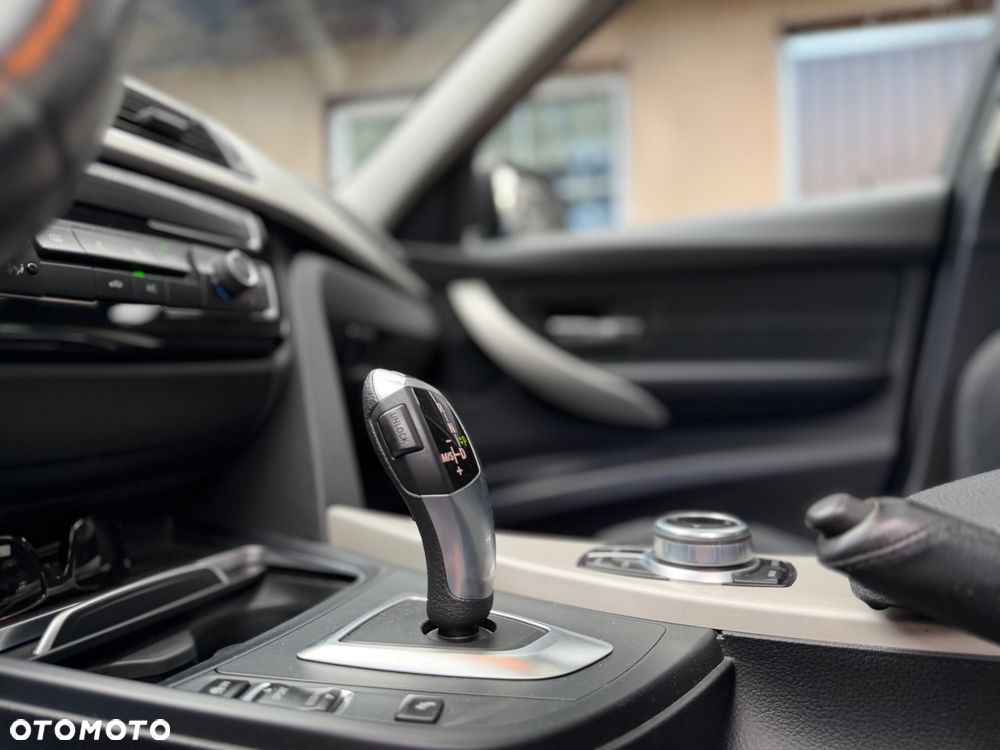 BMW Seria 3 320d xDrive - 11
