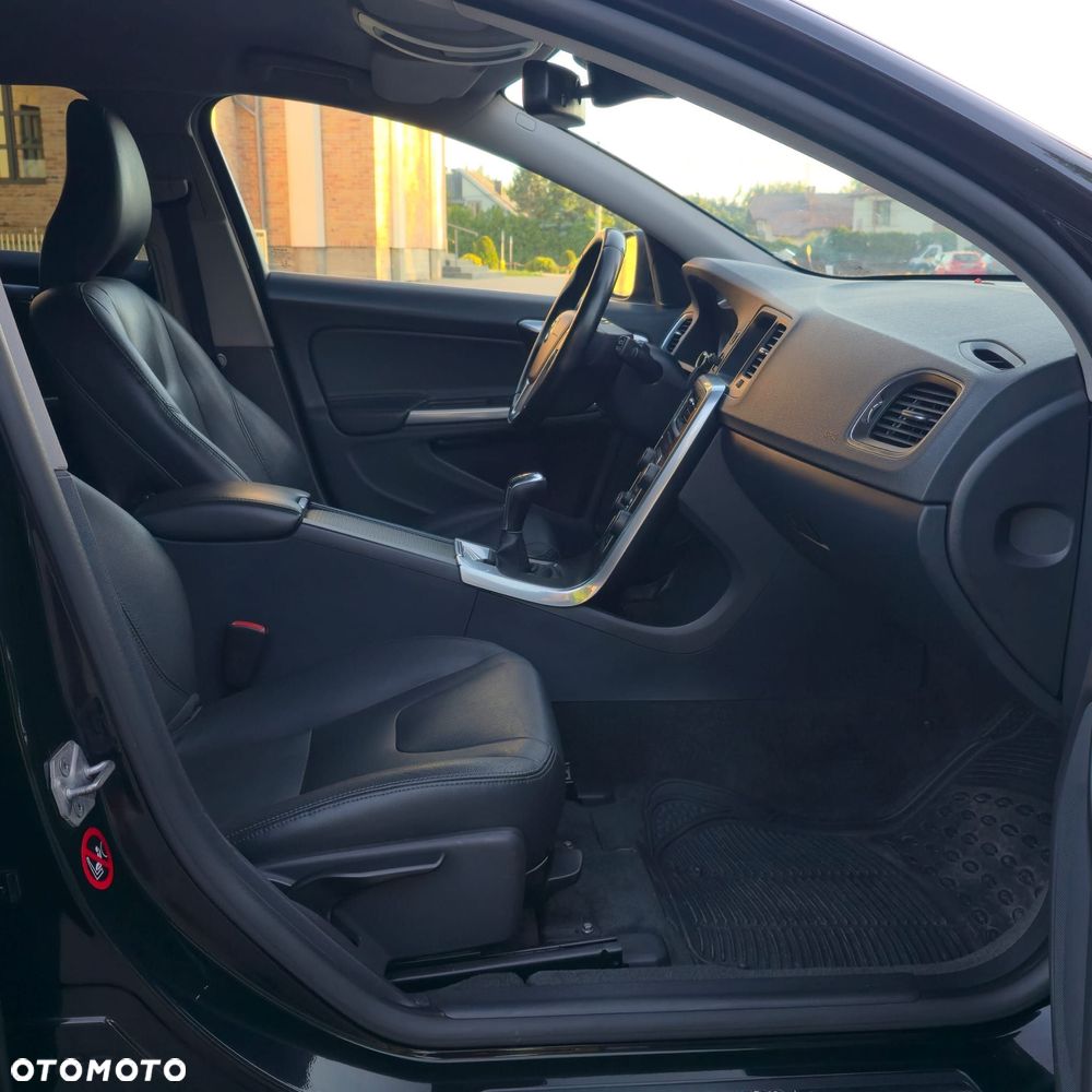 Volvo V60 D4 Momentum - 26