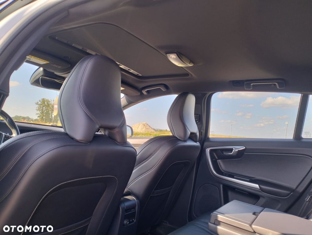 Volvo V60 T6 AWD Drive-E R-Design Momentum - 22