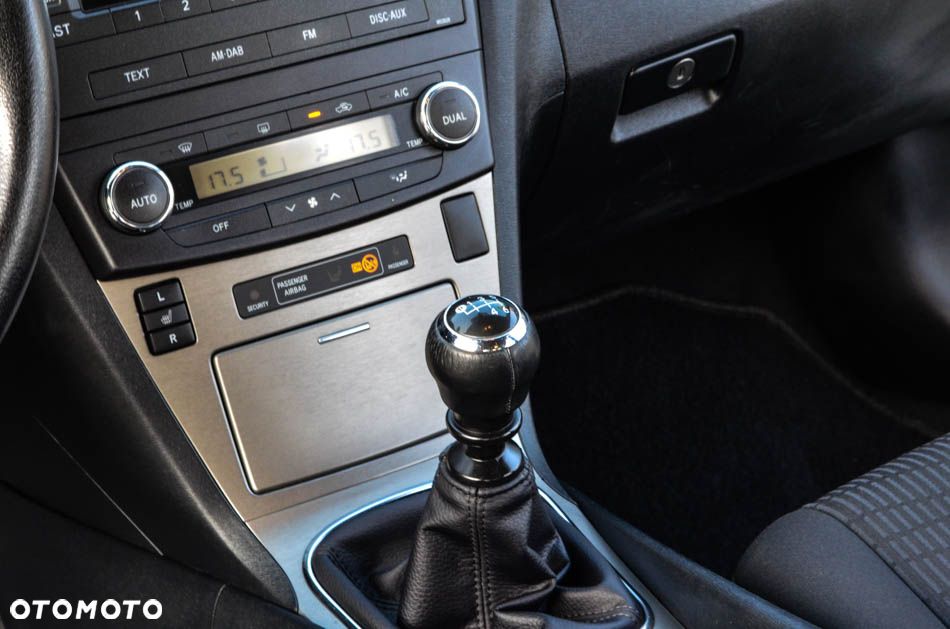 Toyota Avensis 1.8 Comfort - 29