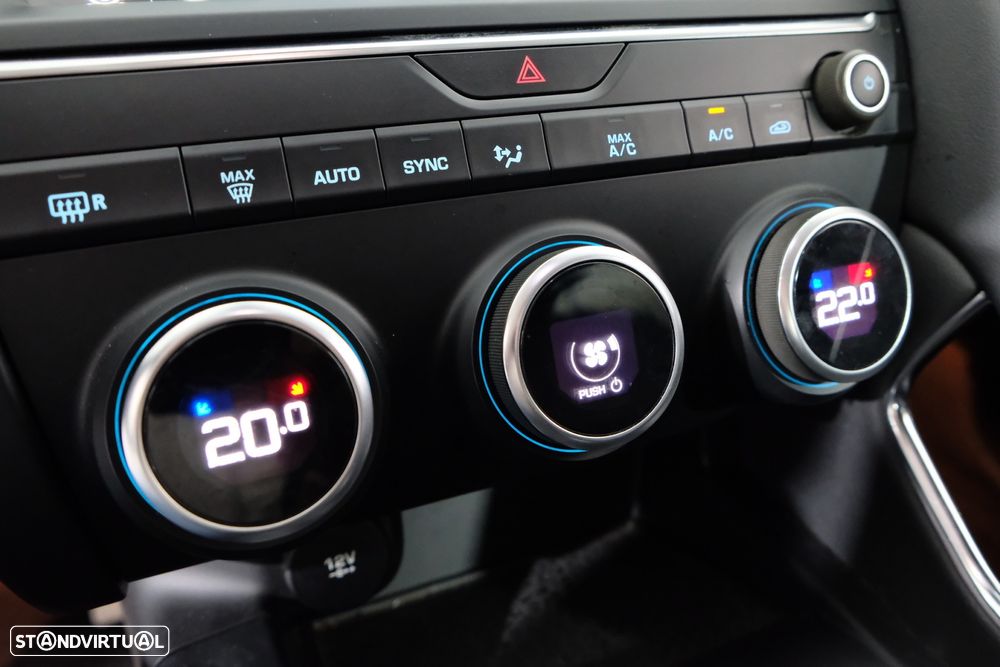 Jaguar E-Pace 2.0 i4D R-Dynamic S - 19