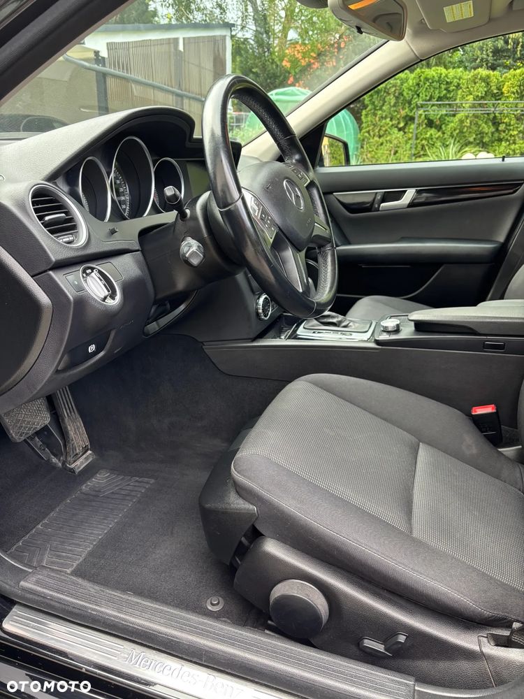 Mercedes-Benz Klasa C 180 CGI Automatik BlueEFFICIENCY Avantgarde - 16