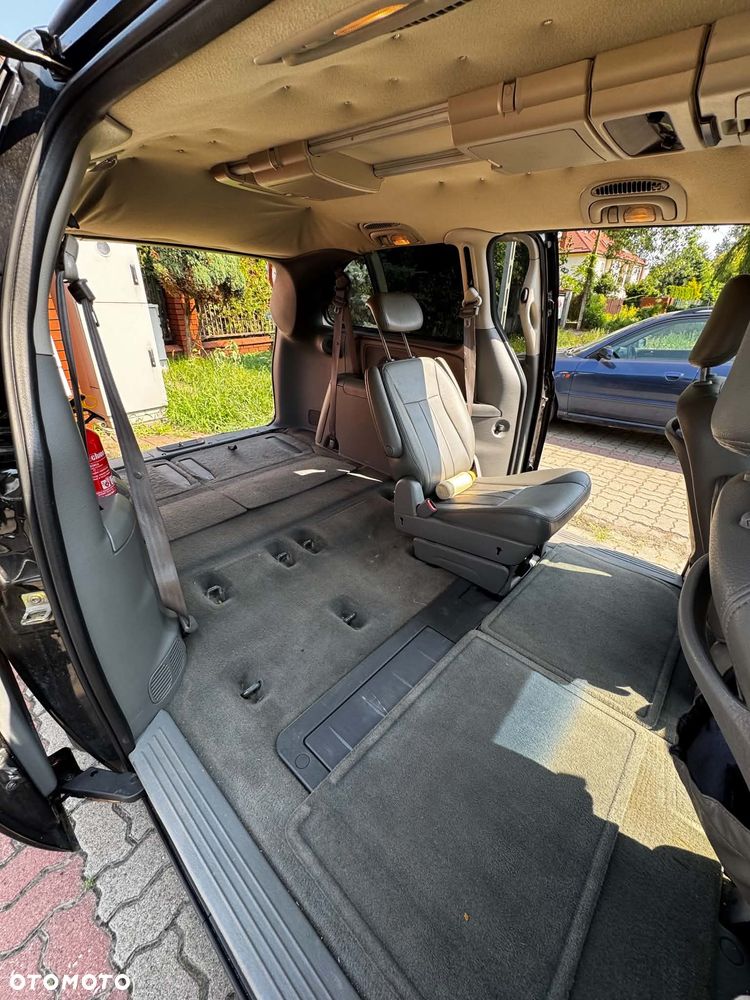 Chrysler Town & Country - 11