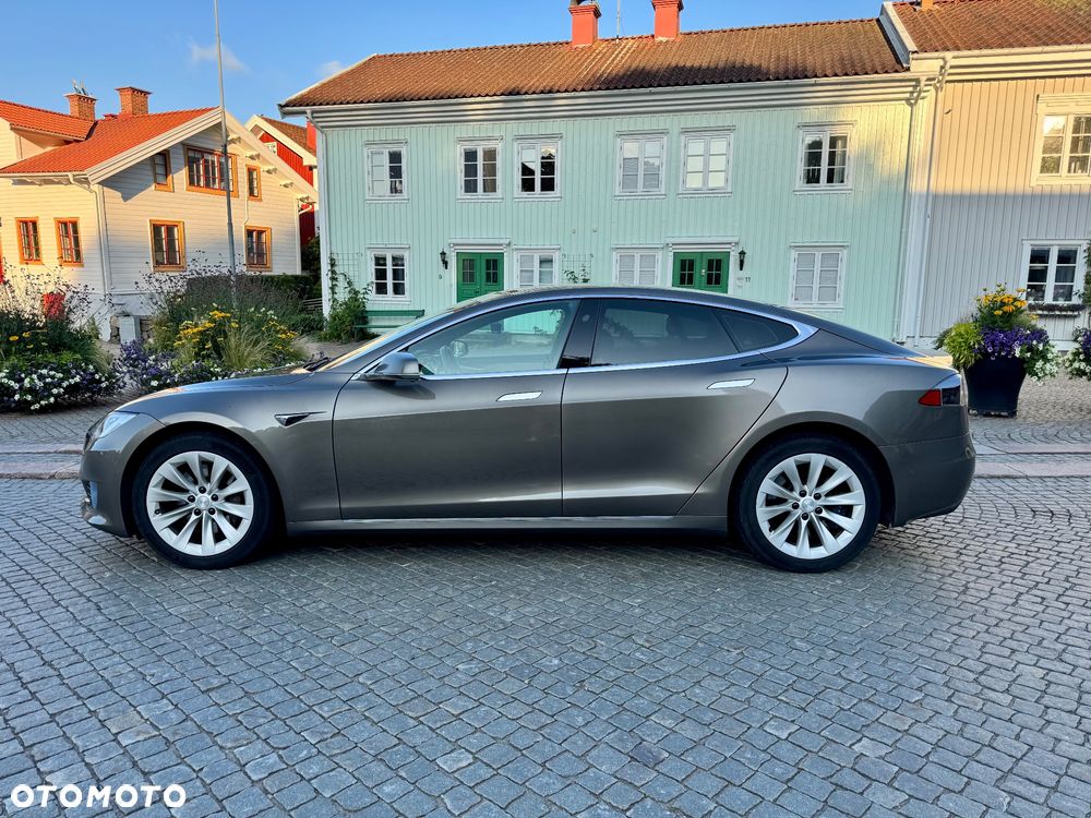 Tesla Model S - 3