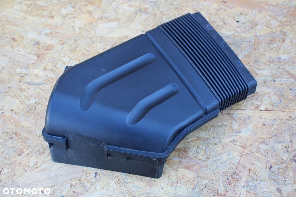 Wlot powietrza kanał AUDI A4 B7 8E0129617D - 1