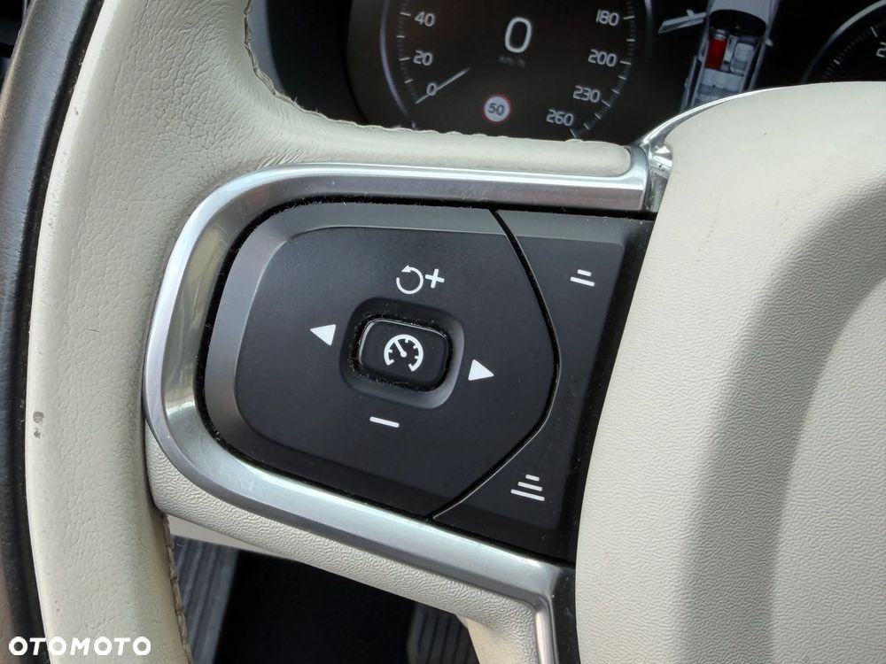 Volvo XC 60 B4 D AWD Momentum Pro - 25