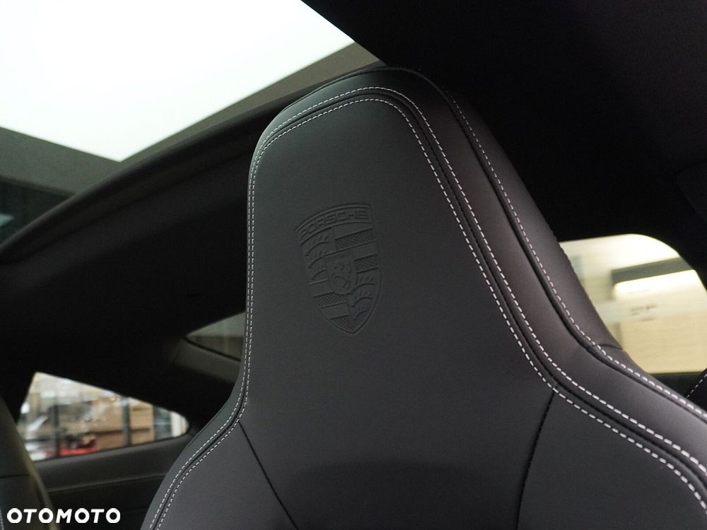 Porsche 911 Carrera - 28