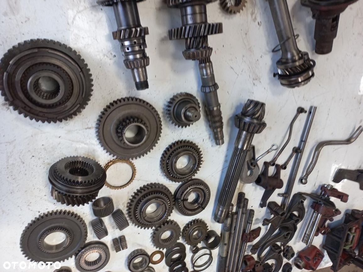 Części skrzyni biegów DEUTZ FAHR DX 6.05,85,90,4,50,4.31,synchronizator 1-2 bieg,przesówka,koło zębate,ślizg,pierścień ,hamulec,wałek ataku,łożysko,obudowa skrzyni,tuleja. - 1