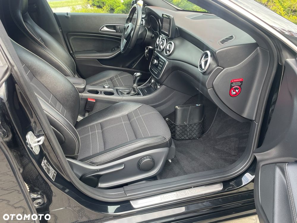 Mercedes-Benz CLA 180 AMG Line - 19