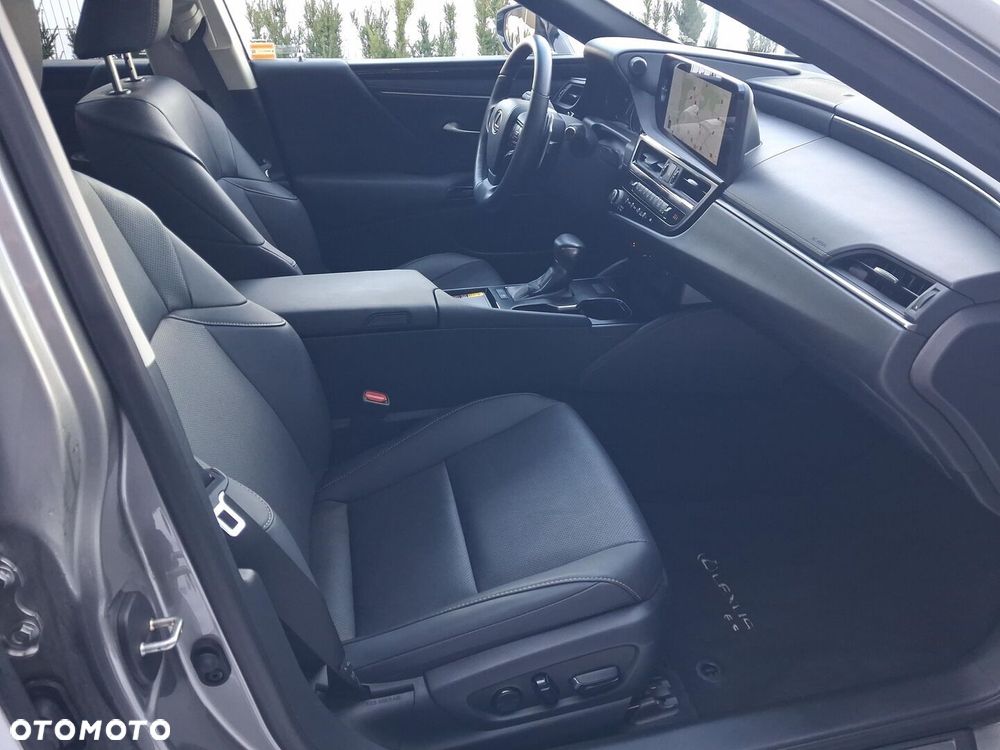 Lexus ES 300h Business Edition - 11