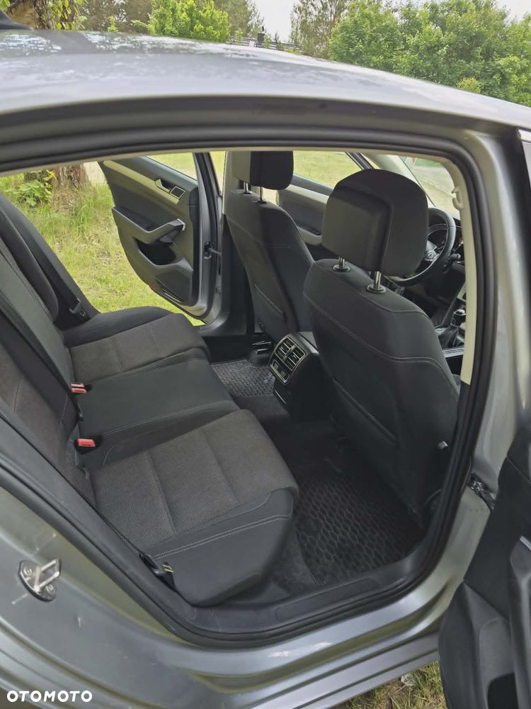 Volkswagen Passat 2.0 TDI SCR Comfortline - 11