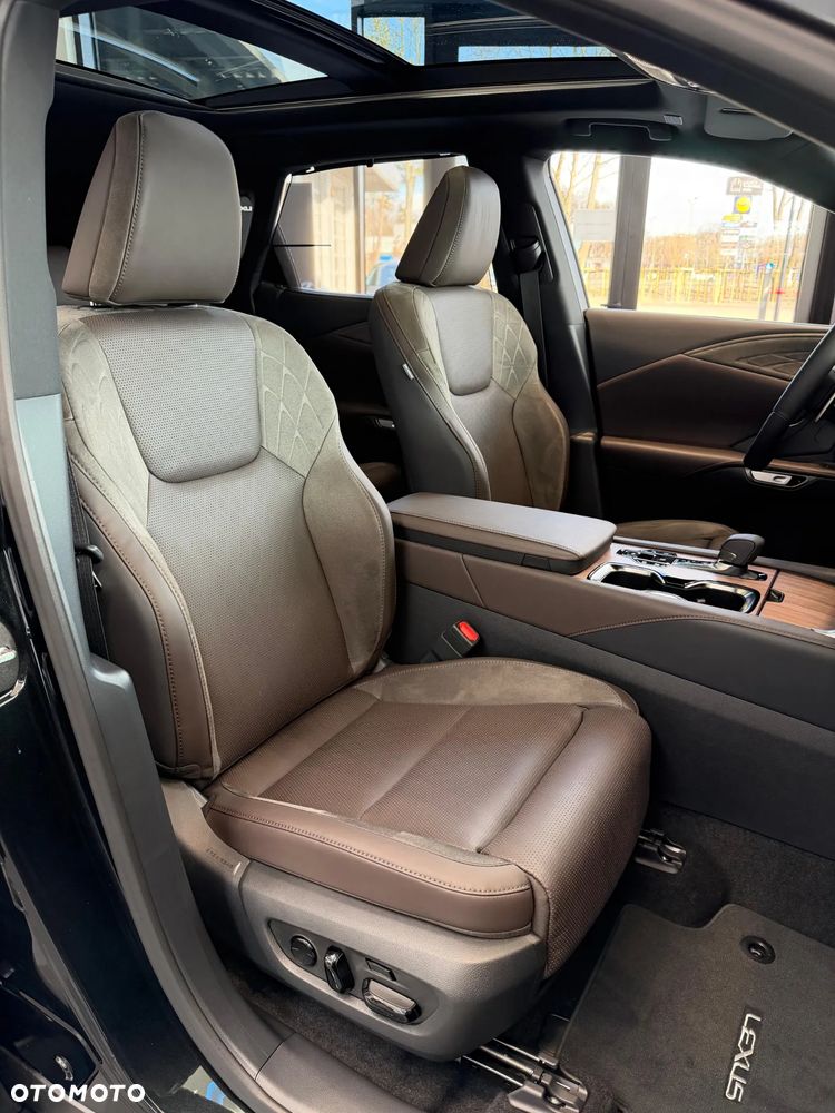 Lexus RX 450h+ Omotenashi - 10