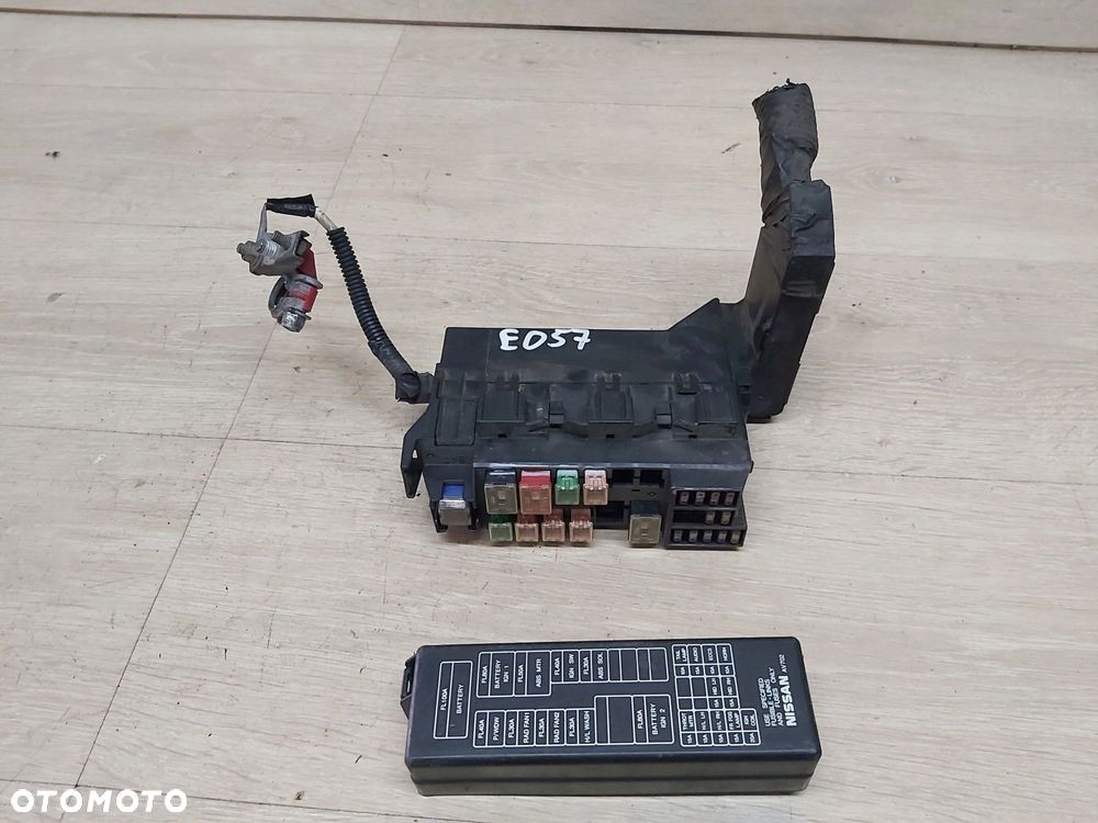 Nissan Primera P12 skrzynka puszka bezpieczników obudowa klema - 1
