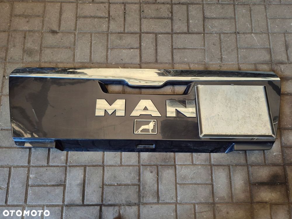 MASKA ATRAPA GRILL EMBLEMAT MAN TGX EURO 5 81611506065 - 1