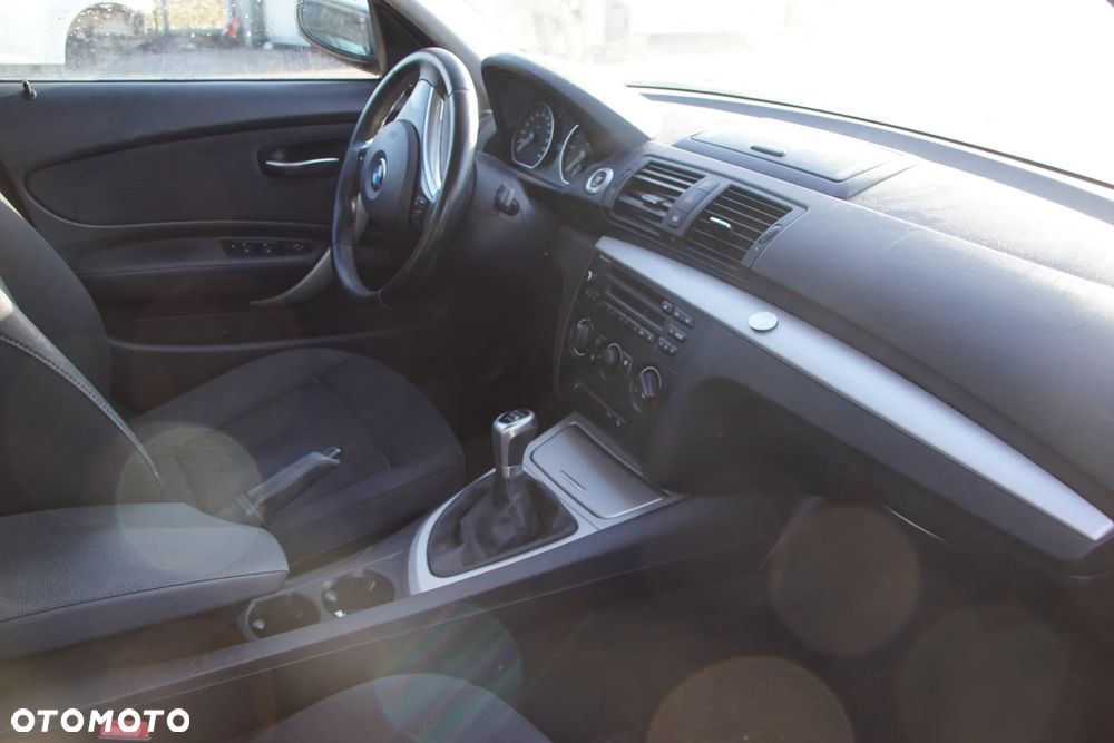 Auto na części - BMW E87 116D Lift 2.0 D 116 KM N47D20 GS6-17DG A52 2010R Silnik Skrzynia Drzwi Błotnik Zderzak Klapa Lampa Klamka Szyba Lusterko Deska Kokpit Sterownik Moduł Czujnik Licznik Panel Kierownica - 14