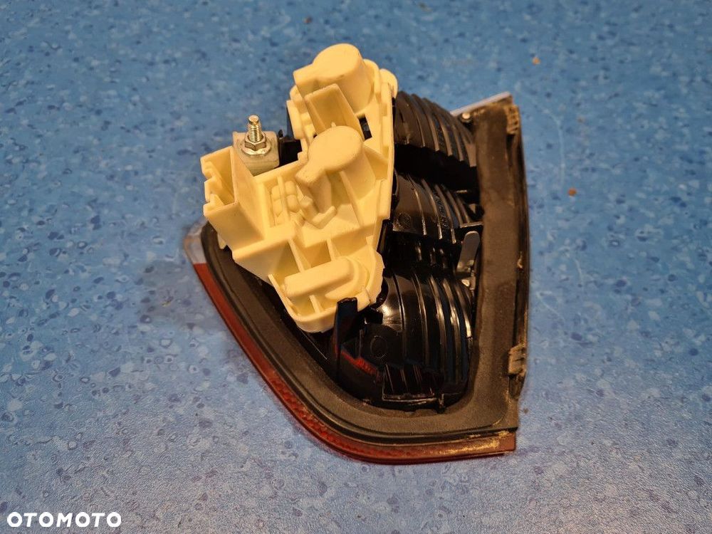 BMW 320I E90 LAMPA TYŁ LEWA WEWNĘTRZNA - 7