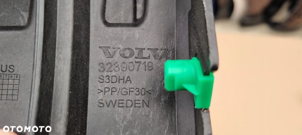 VOLVO V60 II 2018- Ślizg lewy zderzak tył oryginał - 3