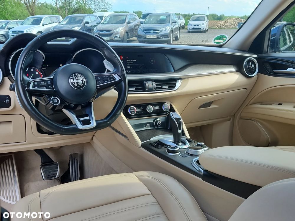 Alfa Romeo Stelvio 2.0 Turbo 16V AT8-Q4 Lusso Ti - 29