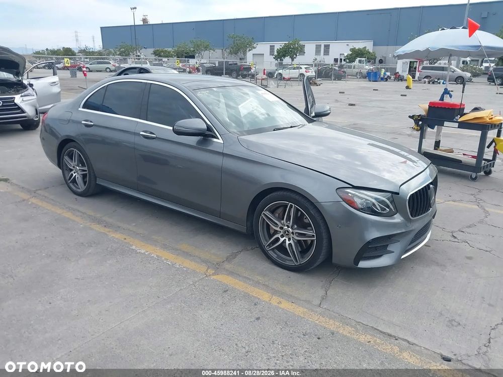 Mercedes-Benz Klasa E 300 9G-TRONIC AMG Line - 3