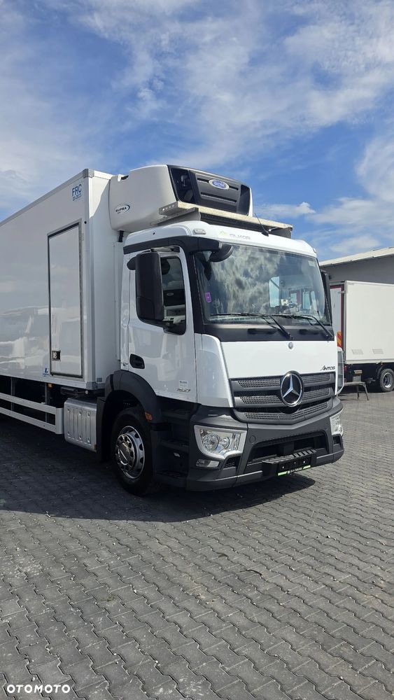 Mercedes-Benz Antos 1827 Chłodnia 9m 2.46 Wysoka!! 3-Osobowy - 11