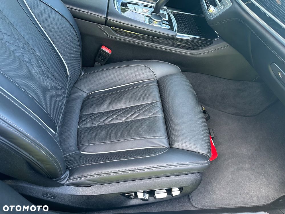 BMW Seria 7 750i xDrive sport - 12