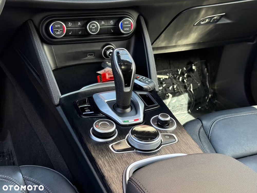 Alfa Romeo Stelvio - 11
