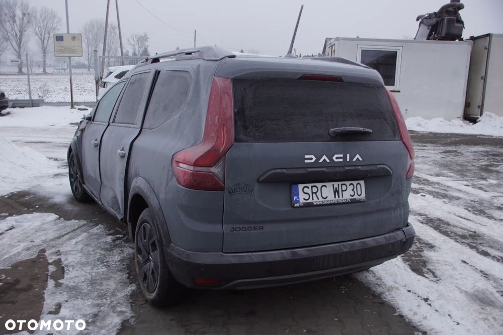 Auto na części - Dacia Jogger Lift 1.0 TCE 101 KM H4D480 2024R Silnik Skrzynia Drzwi Klapa Zderzak Lampa Klamka Szyba Relingi Deska Kokpit Sterownik Moduł Czujnik Licznik Kierownica Panel - 5