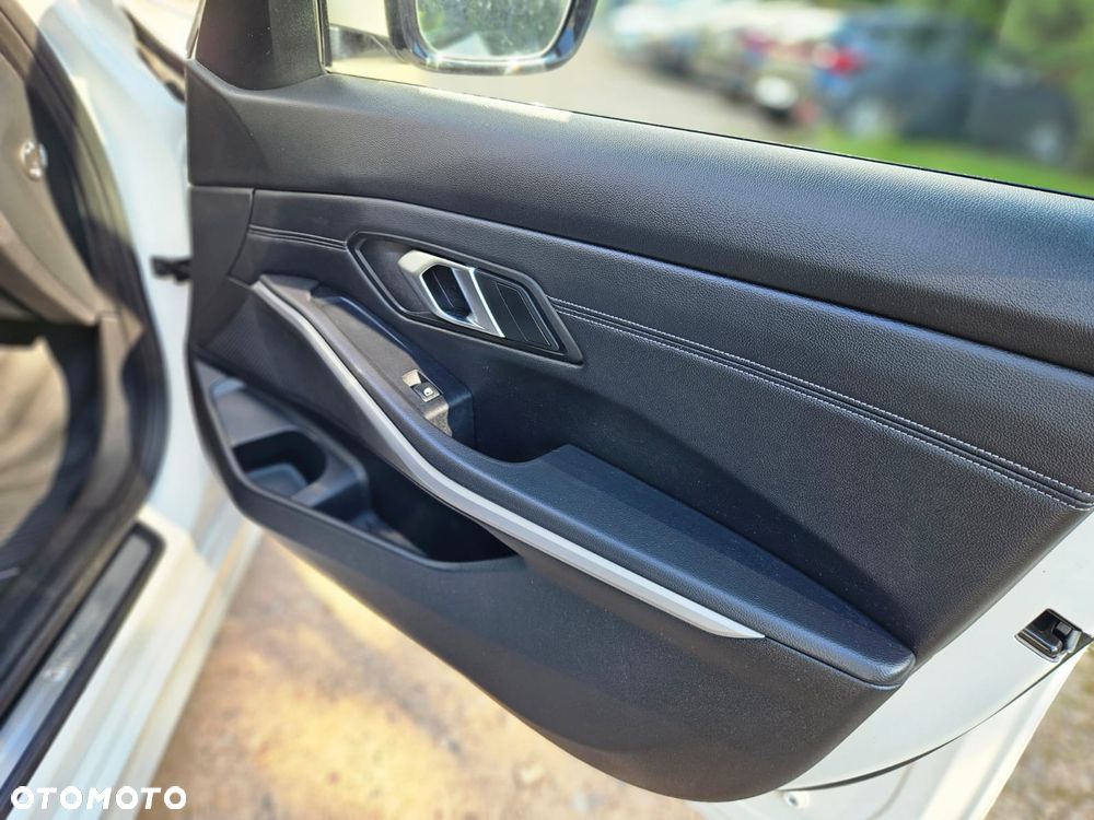 BMW Seria 3 318d mHEV M Sport - 31