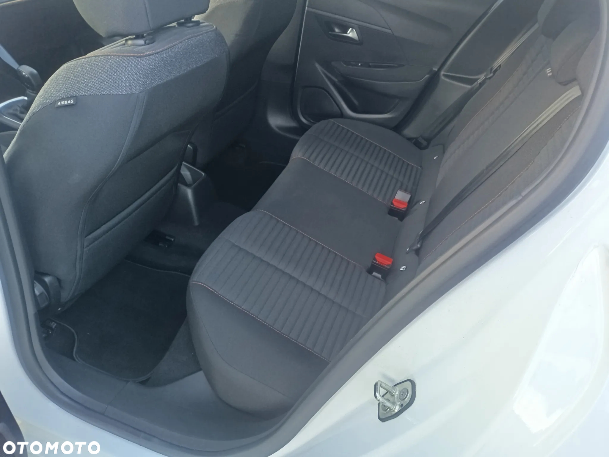 Peugeot 208 - 10