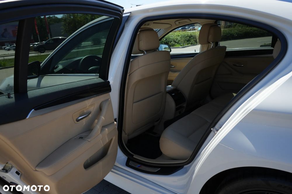 BMW Seria 5 520i - 32