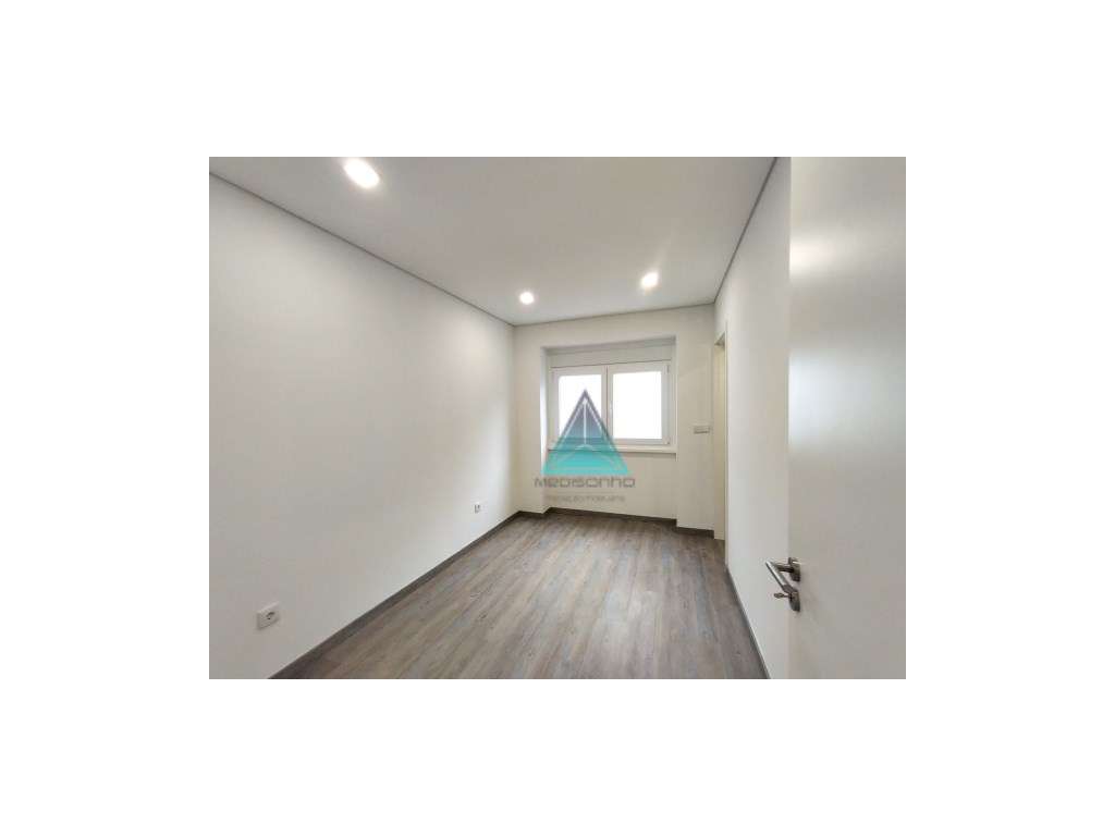 Apartamento T1 transformado com logradouro de 35,40m2 totalmente re... - Grande imagem: 5/9