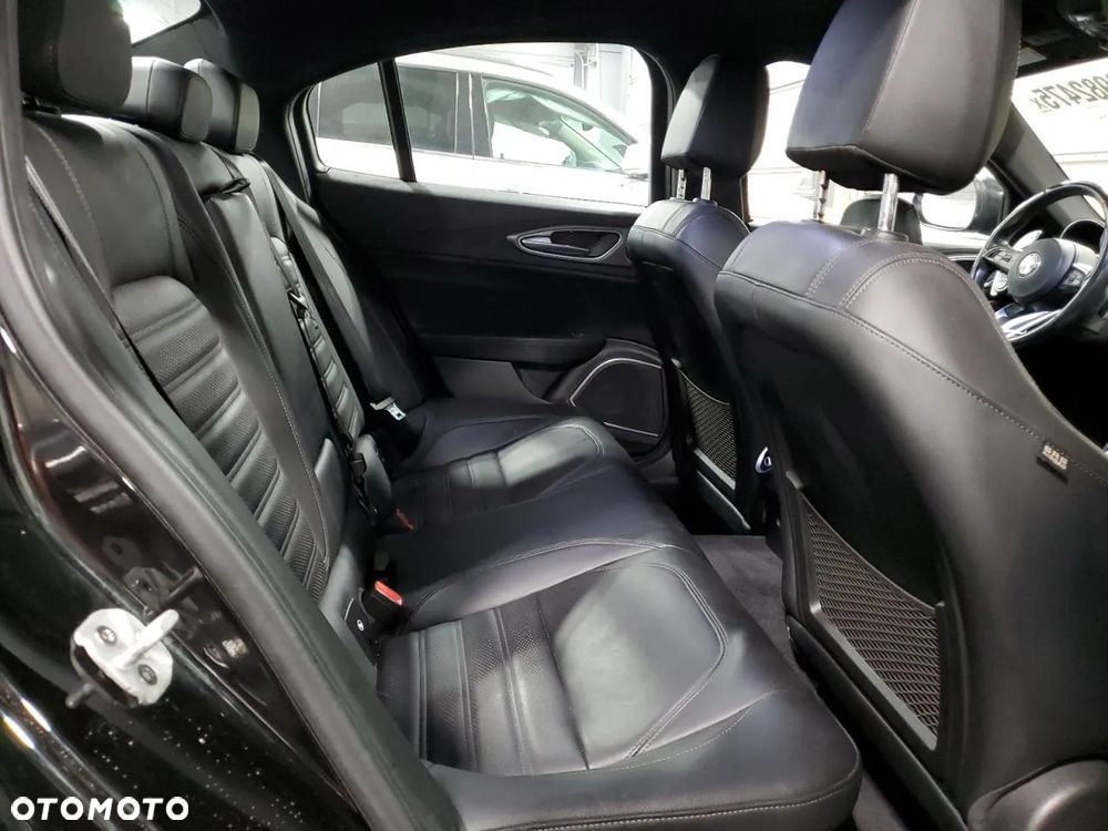 Alfa Romeo Giulia 2.0 Turbo 16V AT8-Q4 Veloce Ti - 6