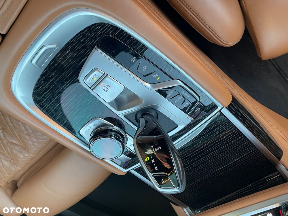 BMW Seria 7 750Li xDrive sport - 25