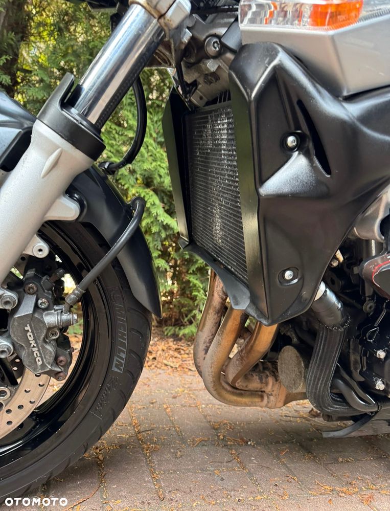 Suzuki GSR - 13