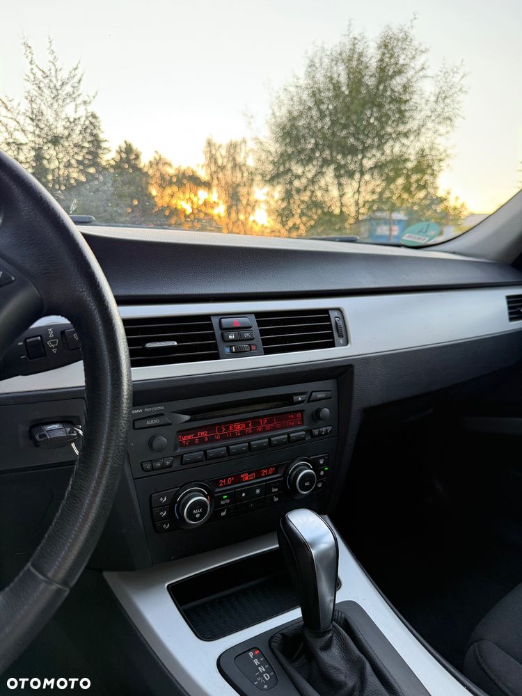 BMW Seria 3 318i - 25