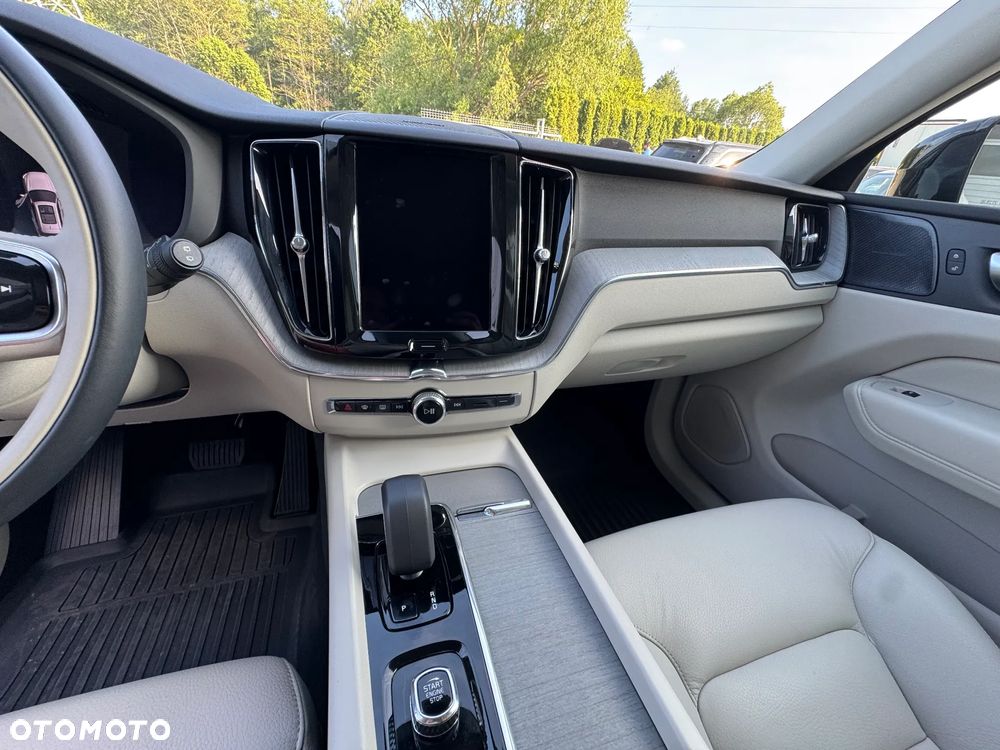 Volvo XC 60 B5 B AWD Plus Dark - 22