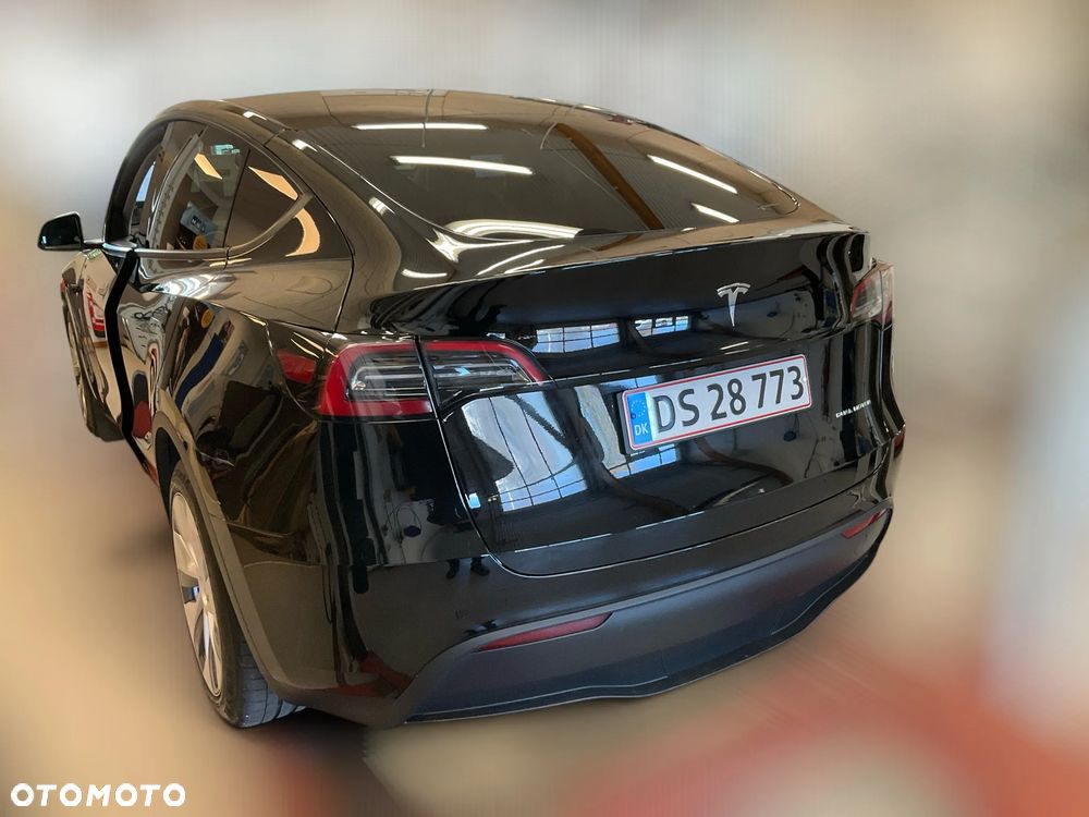 Tesla Model Y Long Range AWD - 6