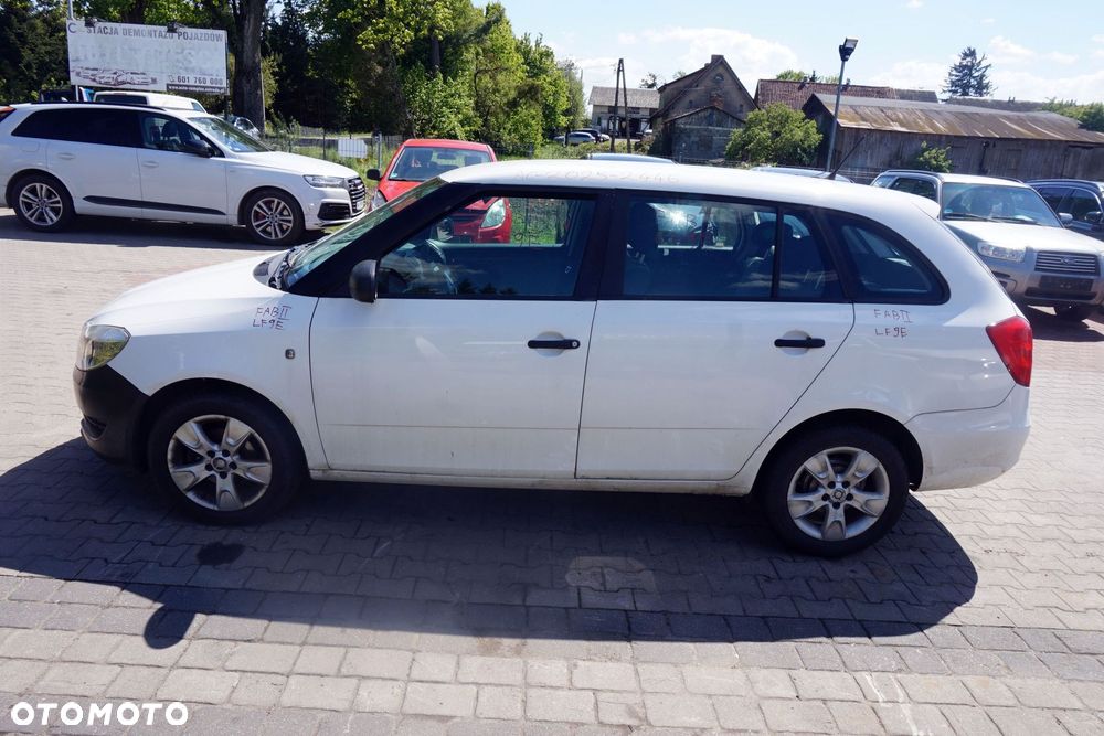 SKODA FABIA II 545 LIFT KOMBI 2011 LF9E 1.2 TSI CBZA 86KM MFX BIAŁY na części - 2