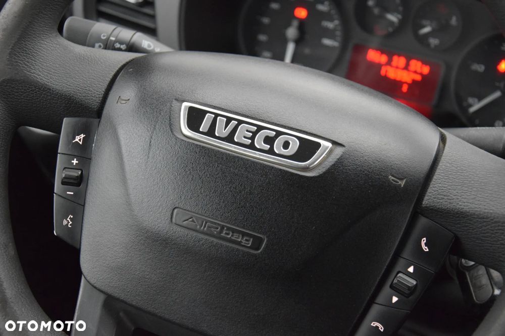 Iveco DAILY 35C16 / 2.3 - 160 KM / BRYGADÓWKA / 6 OSOBOWY / DOSTAWCZE / SKRZYNIA / KLIMA / NAWIGACJA / KAMERA COFANIA / TEMPOMAT / SERWISOWANY / SPROWADZONY - 31
