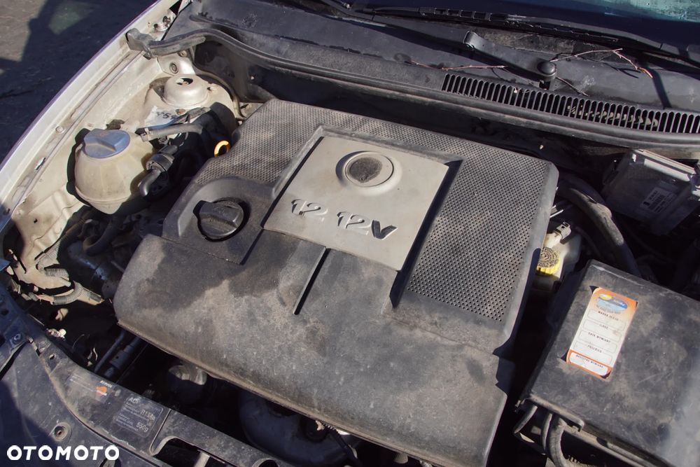 Auto na części - Seat Ibiza III 1.2 12V 64 KM AZQ GSB LS7N 2003R Silnik Skrzynia Drzwi Maska Klapa Zderzak Błotnik Szyba Lusterko Klamka Lampa Deska Kokpit Sterownik Moduł Czujnik Licznik Panel Kierownica - 18