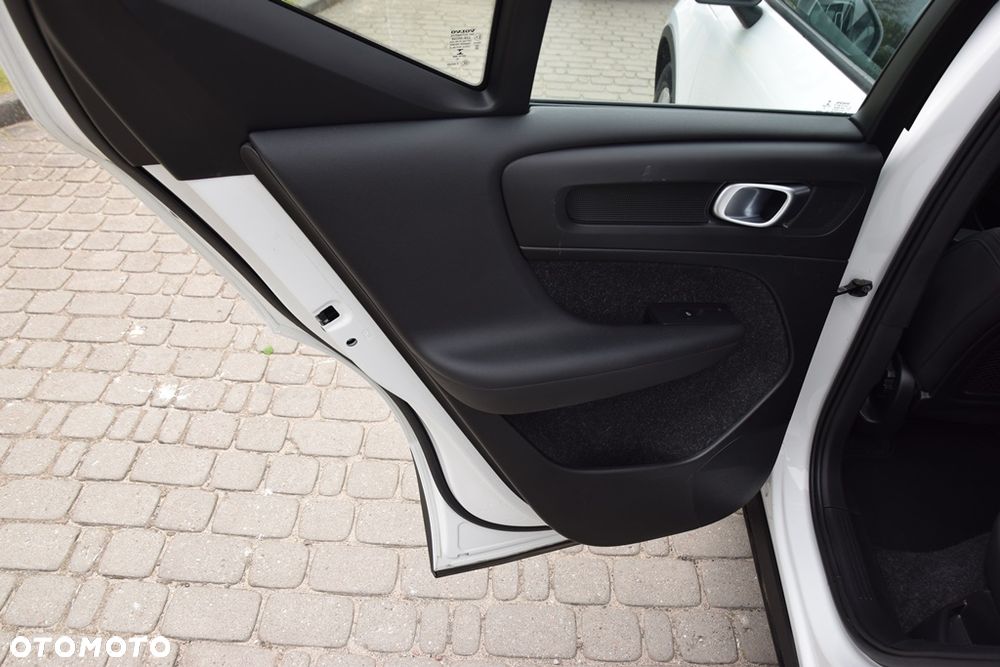 Volvo XC 40 T3 Geartronic Momentum Pro - 29