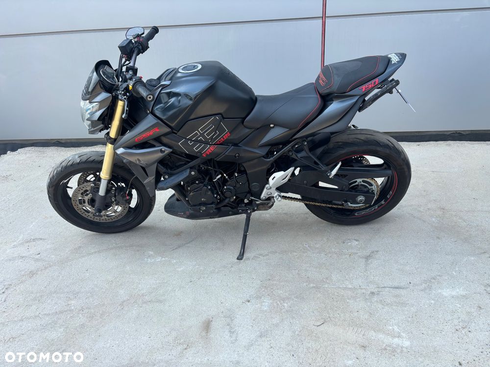 Suzuki GSR - 6