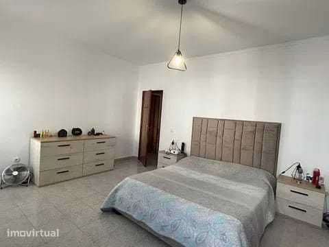 Moradia T5 no centro do Pinhal Novo com garagem, quintal e anexo - Grande imagem: 5/12