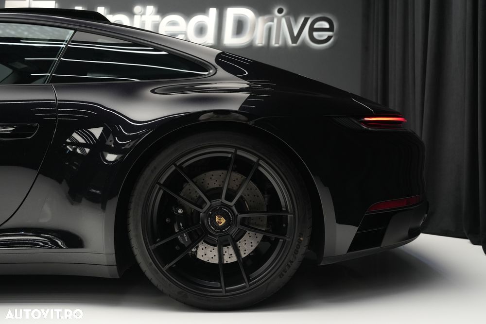 Porsche 911 Carrera 4 GTS PDK - 7