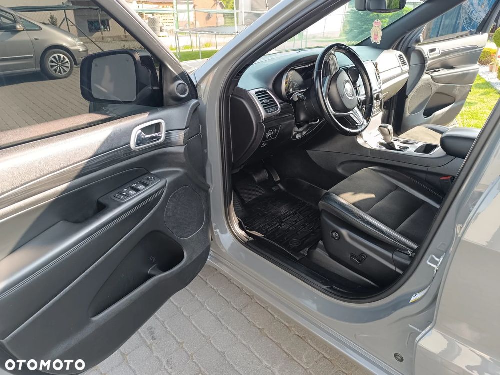 Jeep Grand Cherokee - 23