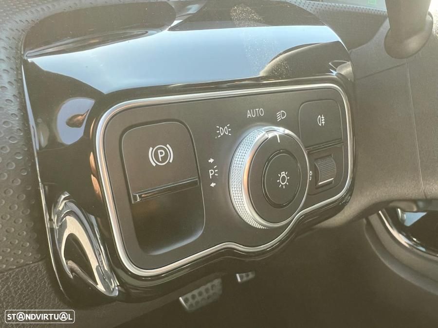 Mercedes-Benz A 250 e AMG Line - 12