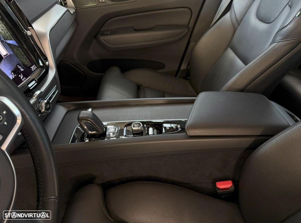 Volvo XC 60 2.0 T6 PHEV R-Design AWD - 34