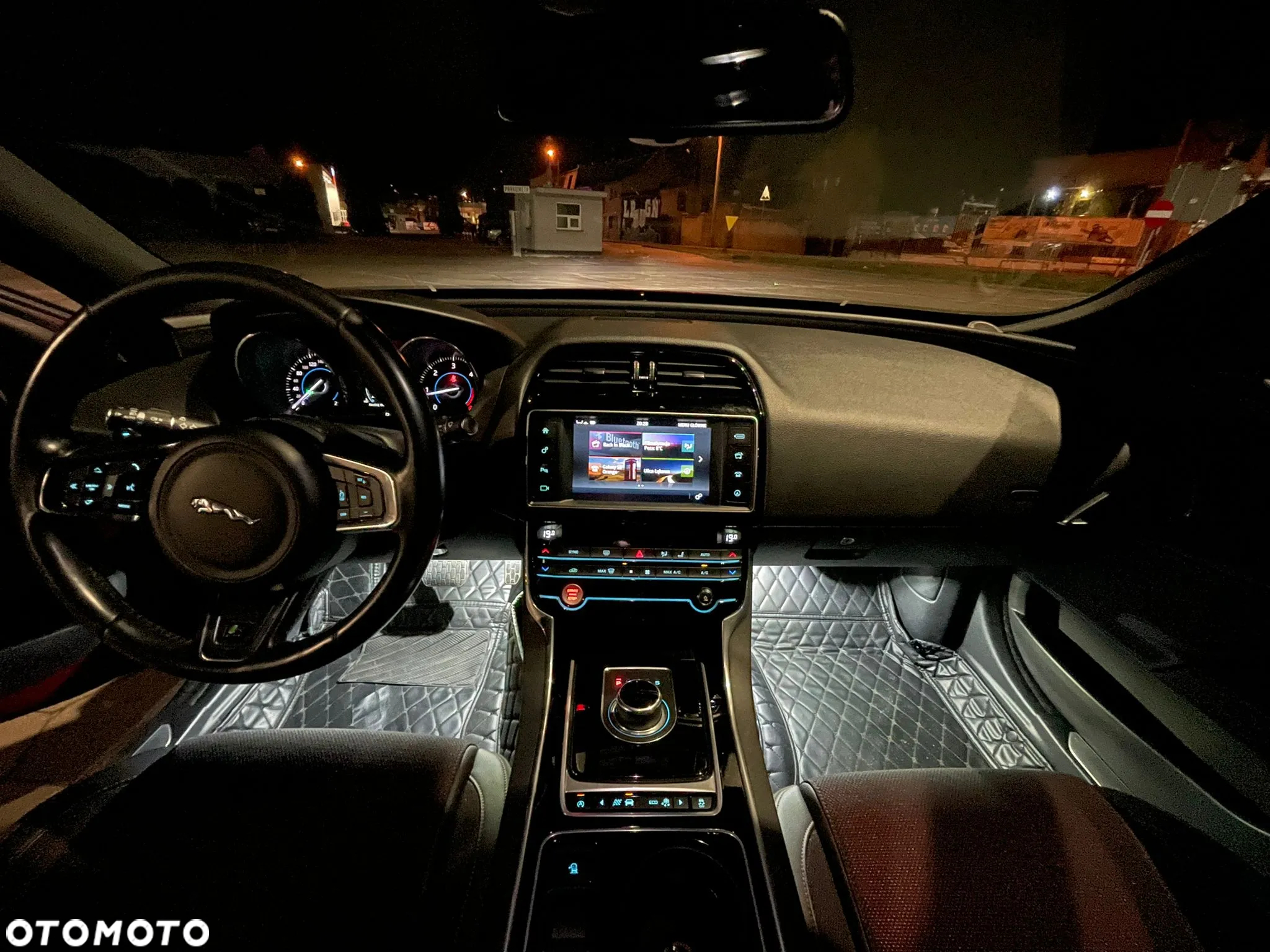 Jaguar XE 2.0 D R-Sport - 19
